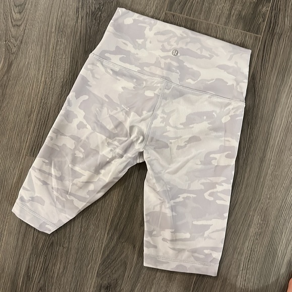 lululemon Ribbed Wunder Under Shorts - Size 6 - Picture 2 of 4